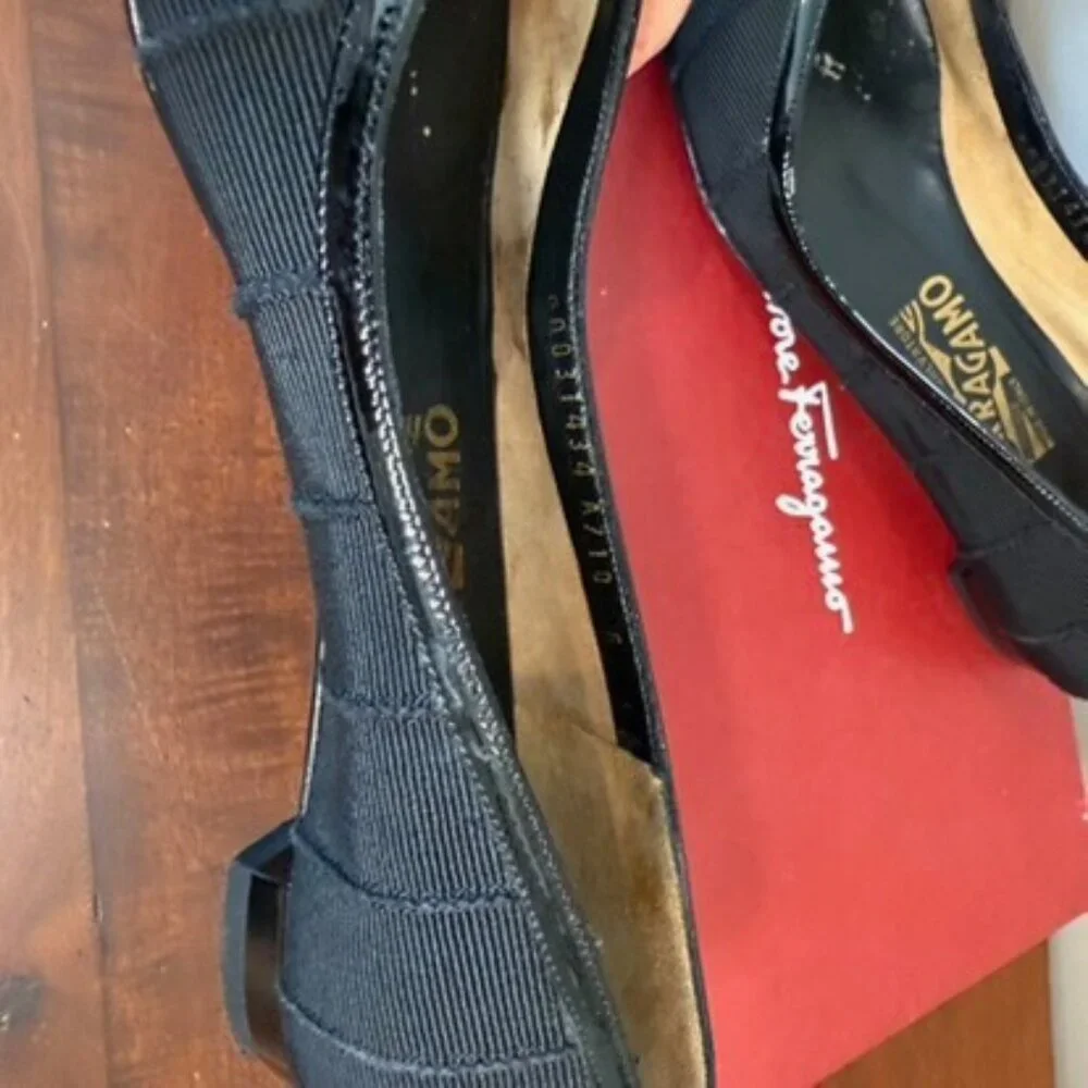 Salvatore Ferragamo Vara Black Patent Leather Flats Bow Logo Size 6.5 - Picture 4 of 7